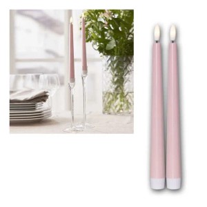 Zwei rosa LED Stabkerzen FLAMME CANDY mit Timer, warmweißes Licht, auf festlich gedecktem Tisch.