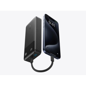 Anker Powerbank 30W mit USB-C Kabel lädt Smartphone. Kompakter Akku für unterwegs.