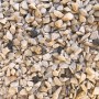 Nahaufnahme von Marmorsplitt Creme-Weiß (8-12 mm), ideal für Gartenwege und Zierflächen.