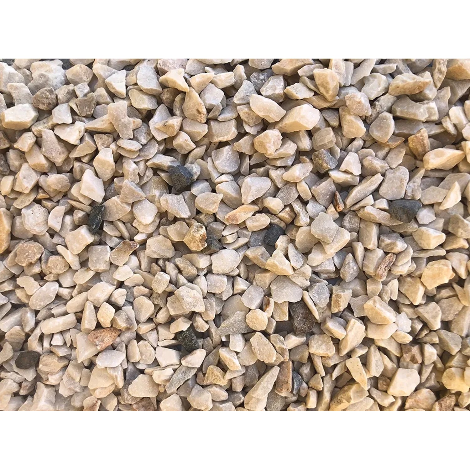 Nahaufnahme von Marmorsplitt Creme-Weiß (8-12 mm), ideal für Gartenwege und Zierflächen.