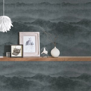 Anthrazitfarbene Vliestapete mit Wasserfarben-Wolkenmuster im Schlafzimmer.