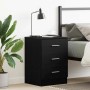 Schwarzer Nachttisch aus Holzwerkstoff mit drei Schubladen im Schlafzimmer.