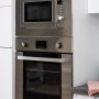 Respekta Einbau-Mikrowelle und Backofen in Edelstahl-Optik, Teil einer grifflosen Premium Küchenzeile.