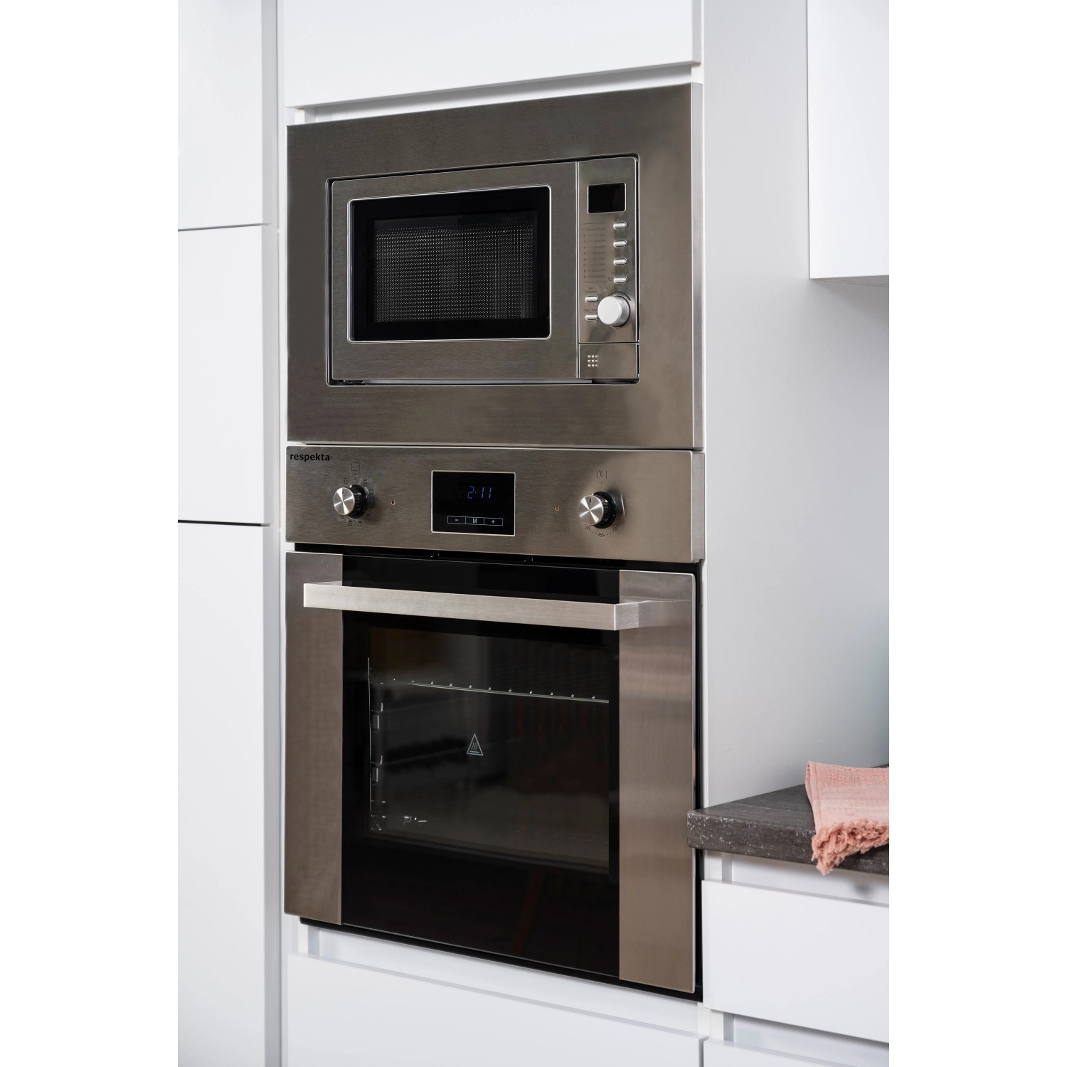 Respekta Einbau-Mikrowelle und Backofen in Edelstahl-Optik, Teil einer grifflosen Premium Küchenzeile.