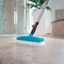 Gardena combisystem Schrubber mit Stiel im Badezimmer, ideal für die Reinigung von Fliesen und Fugen.