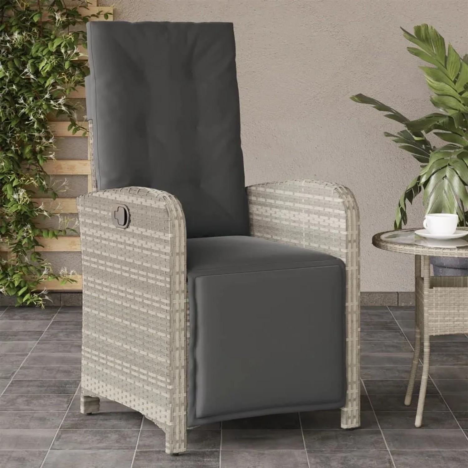 Hellgrauer vidaXL Poly Rattan Gartensessel mit anthrazitfarbenen Polstern, verstellbar, auf Terrasse.