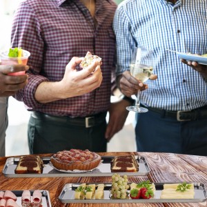 Glänzende Edelstahl Servierplatten mit Kuchen, Käse und Obst auf Holztisch. Ideal für Buffet & Party. Spülmaschinengeeignet.