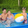 Familie mit Ball im blauen Bestway Stahlrahmenpool Steel Pro Frame 300x201x66 cm.