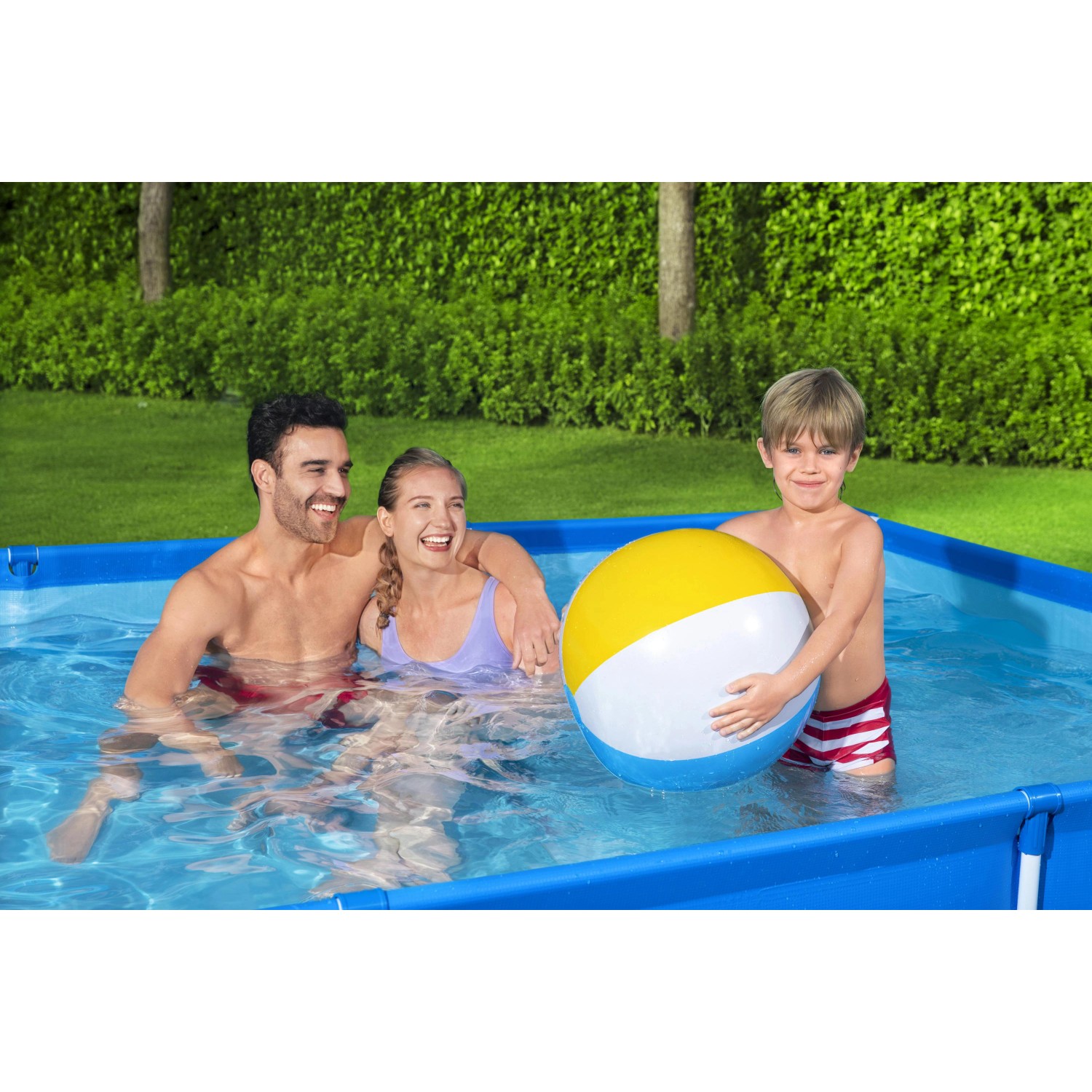 Familie mit Ball im blauen Bestway Stahlrahmenpool Steel Pro Frame 300x201x66 cm.