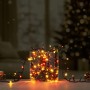 OBI Lichterkette 700 LEDs mehrfarbig, leuchtend in Glasvase, mit Tannenzapfen. Ideal für stimmungsvolle Außenbereiche.