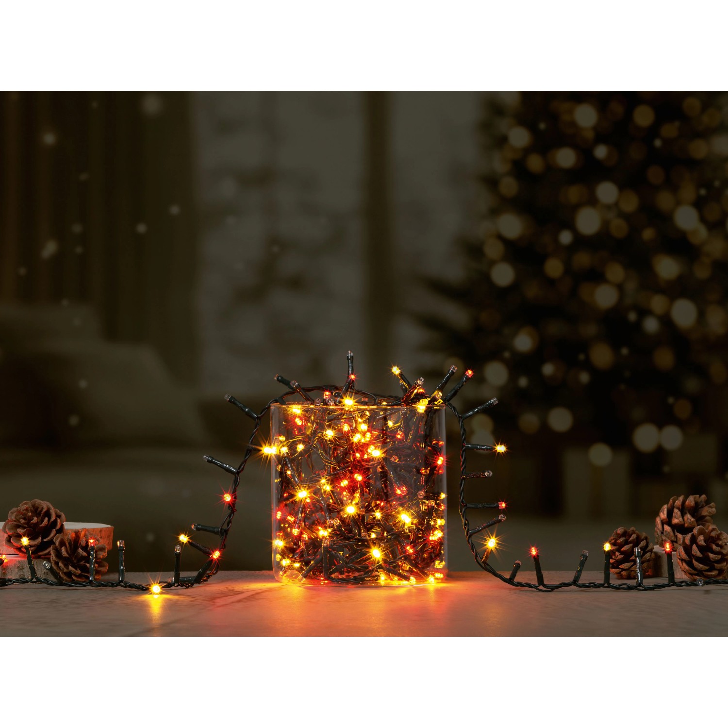 OBI Lichterkette 700 LEDs mehrfarbig, leuchtend in Glasvase, mit Tannenzapfen. Ideal für stimmungsvolle Außenbereiche.