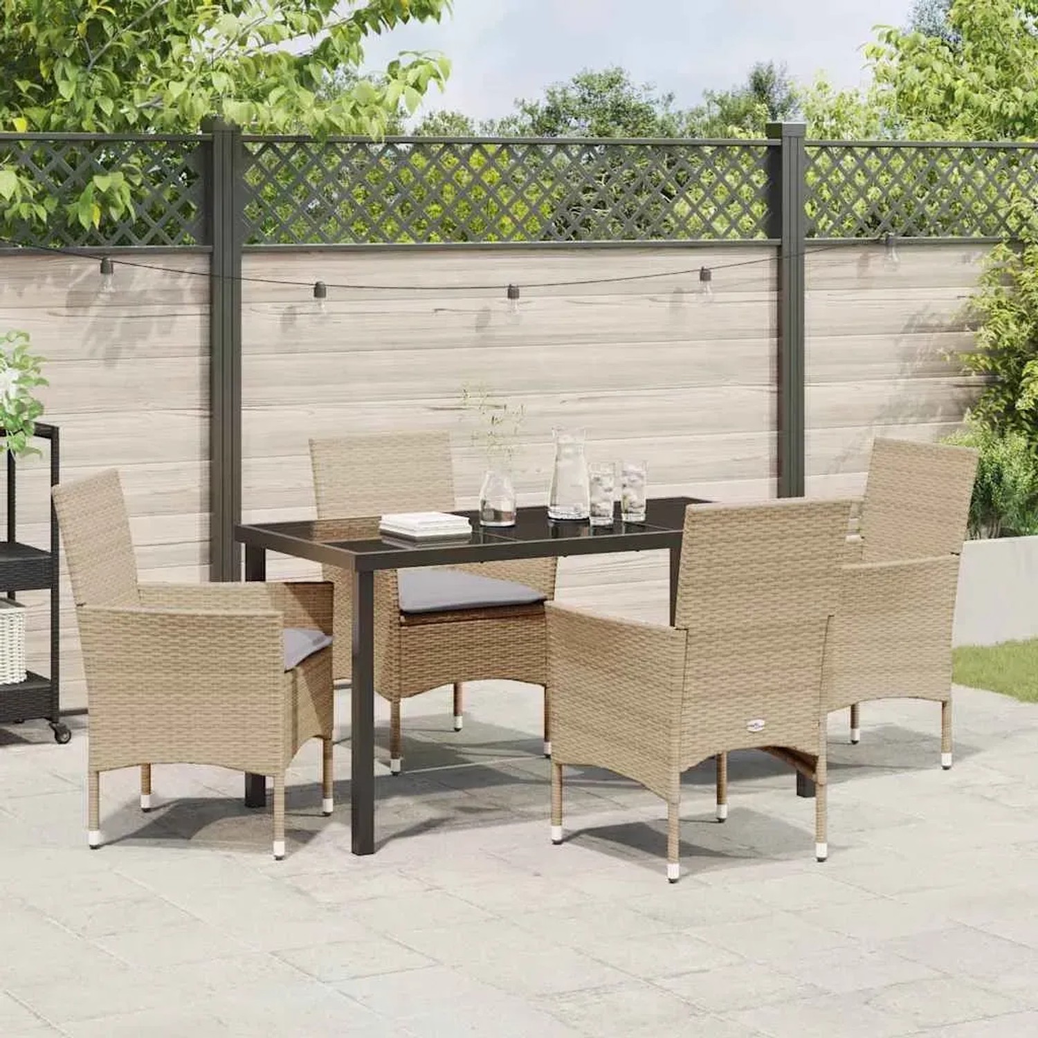 Beige 5-tlg. Garten Essgruppe aus Poly Rattan mit Tisch und Stühlen mit Kissen.