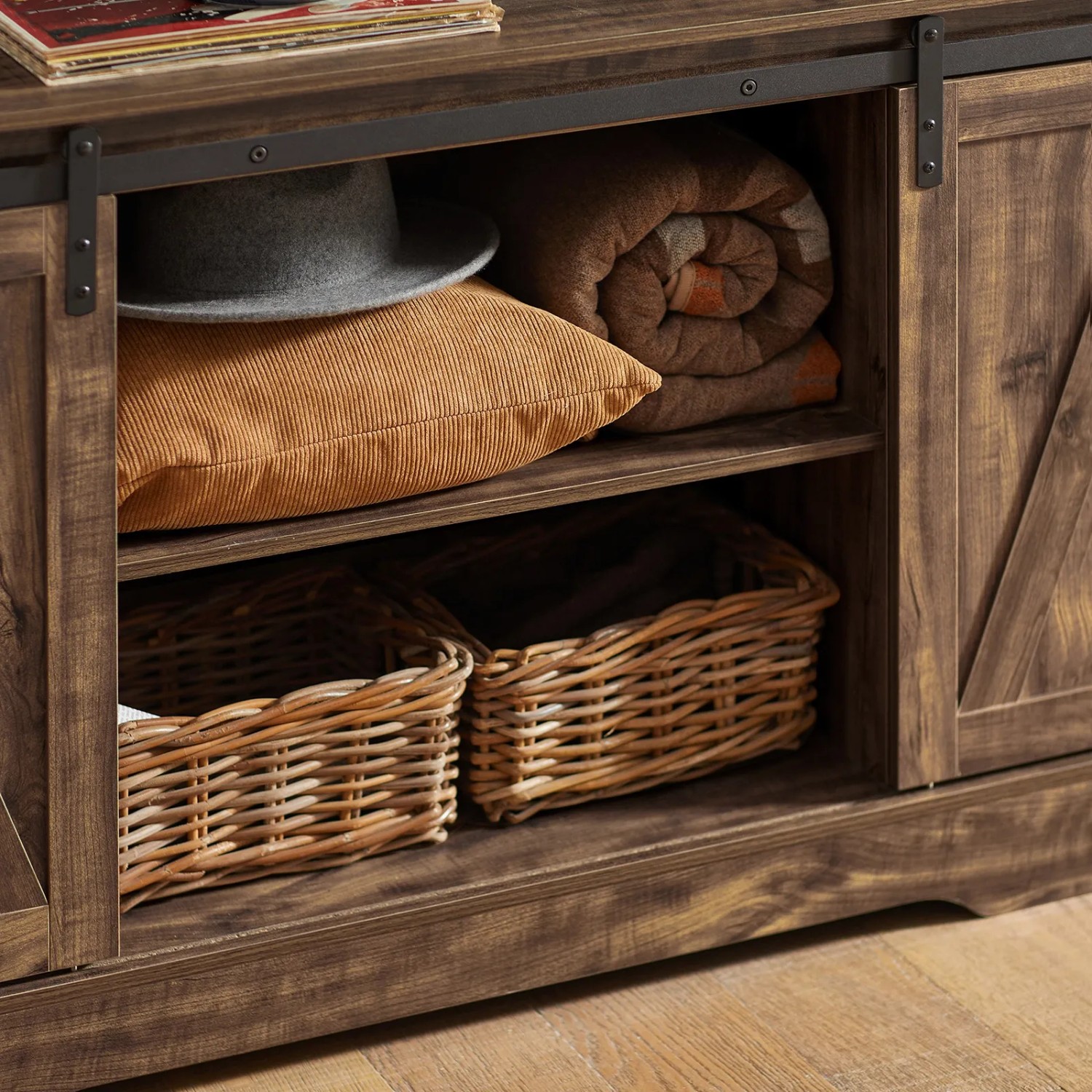 Detailansicht: SoBuy Sideboard FSB60-N mit Schiebetüren, Ablagen und Körben. Wohnzimmerschrank im Landhausstil.