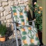 Relaxauflage Treffelstein mit Ananas-Motiv auf Gartenliege. Sitzkissen für entspannte Stunden im Garten.
