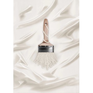 Schöner Wohnen Trendfarbe Pearl, matte Wandfarbe mit Pinsel und Perlenkette verziert.
