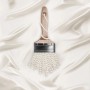 Schöner Wohnen Trendfarbe Pearl, matte Wandfarbe mit Pinsel und Perlenkette verziert.