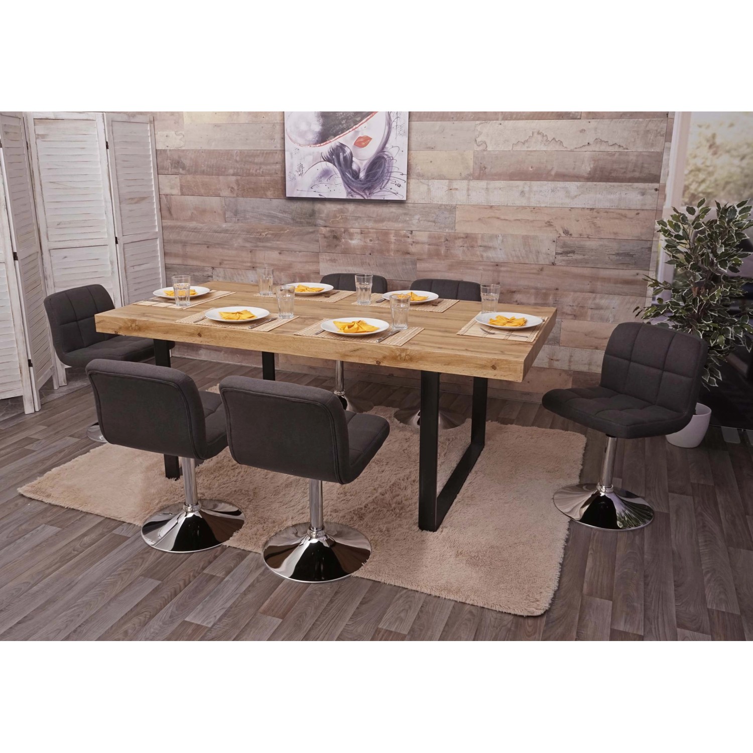 Esszimmer-Szene mit 6 dunkelgrauen MCW Cadiz Polsterstühlen und Holztisch mit Gedeck.