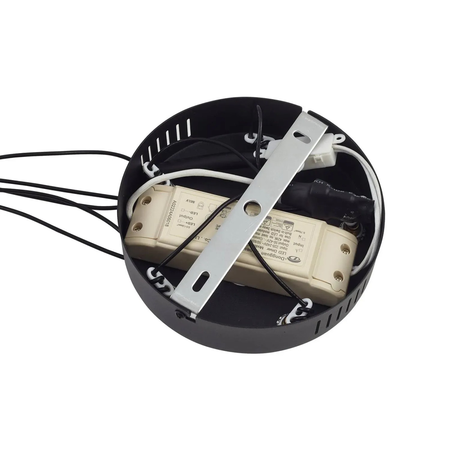Detailaufnahme der Lindby LED Norvind Pendelleuchte in Schwarz, zeigt die Innenseite mit Verkabelung und Elektronik.