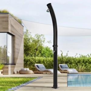 Schwarze ML-Design Solardusche, 222cm, mit rundem Duschkopf im Garten.
