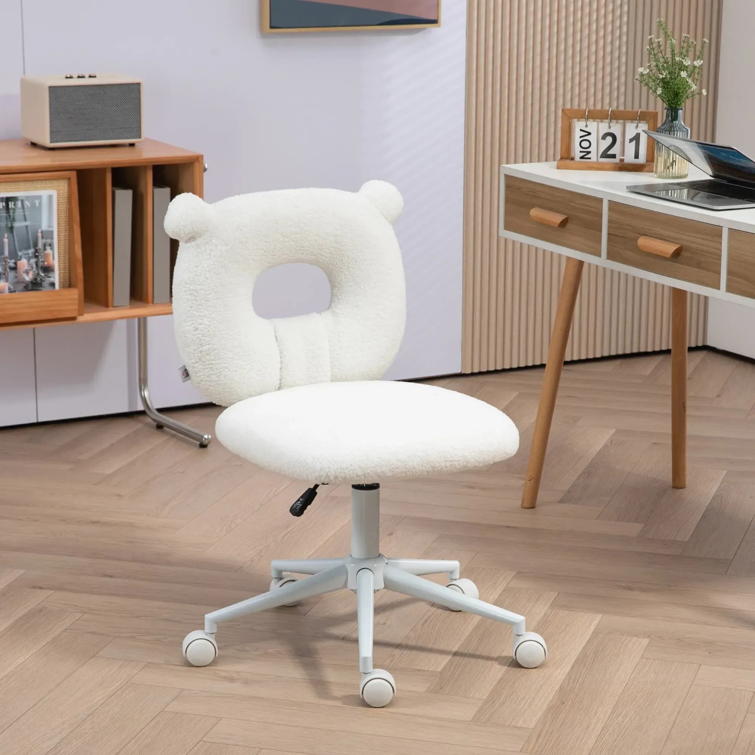 Weißer HOMCOM Bürostuhl mit Teddy-Vlies Bezug und Ohren an der Rückenlehne.