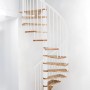 Weiße Minka Spindeltreppe Spiral Effect mit Buchenholzstufen, Durchmesser 120 cm.