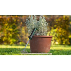 Bosch Garten-Kleinrechen mit Softgriff neben Pflanztopf im Garten.