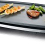 Severin Tischgrill KG 2397 mit Grillgut auf XXL Gussplatte.