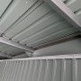 Innenansicht Gerätehaus Firstline Metall, Pultdach, 7,5 m², Anthrazit, Doppeltür, Metallkonstruktion.