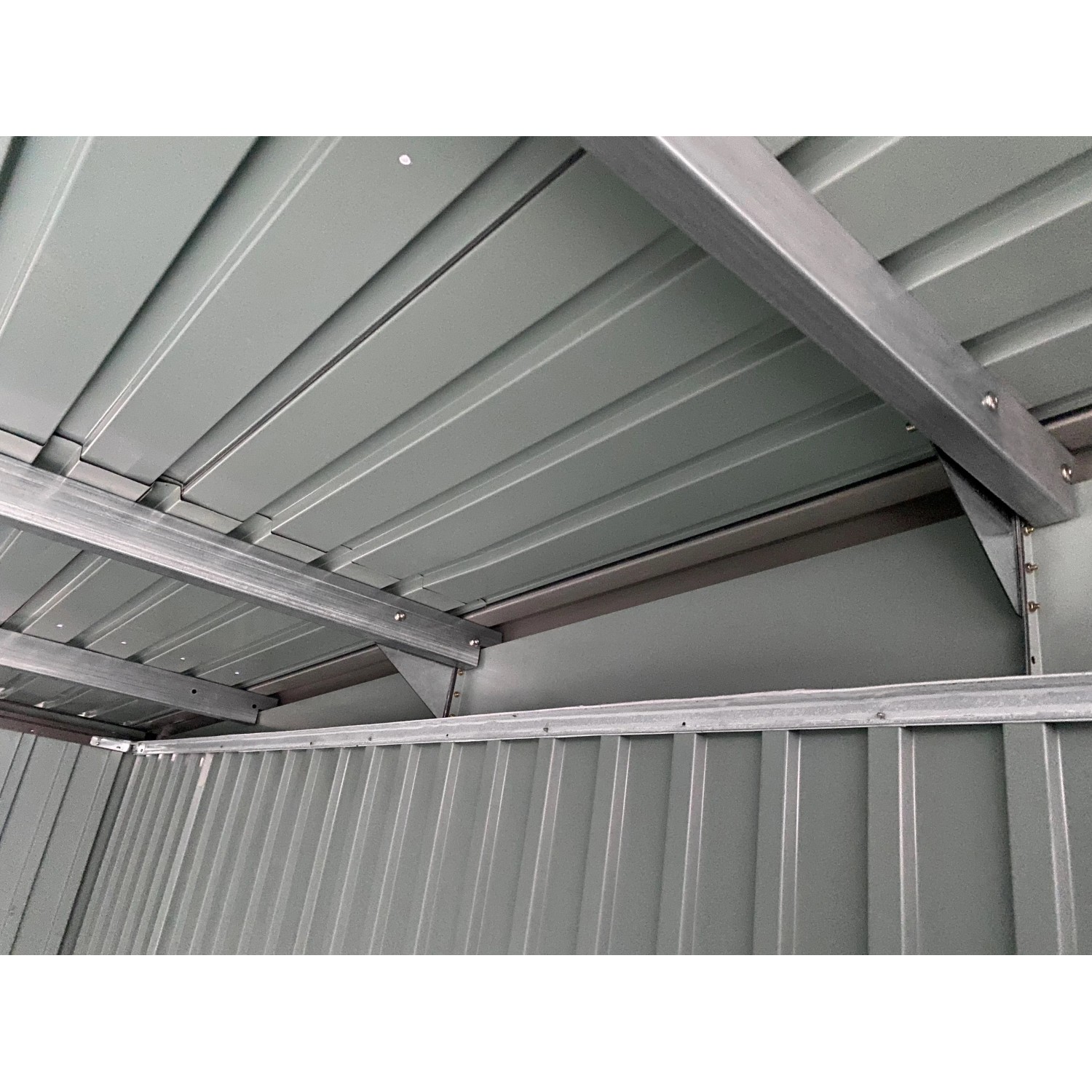 Innenansicht Gerätehaus Firstline Metall, Pultdach, 7,5 m², Anthrazit, Doppeltür, Metallkonstruktion.