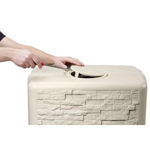 4rain Wandtank Slim Stone Decor 350 l Sandbeige mit Revisionsöffnung wird geöffnet.