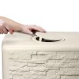 4rain Wandtank Slim Stone Decor 350 l Sandbeige mit Revisionsöffnung wird geöffnet.