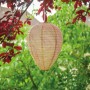 Gardigo Wespennest-Attrappe (2er Set) im Garten, hängt an einem Baum.