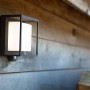Moderne Lutec LED Solar-Wandleuchte Curtis mit Bewegungsmelder, Aluminium anthrazit.