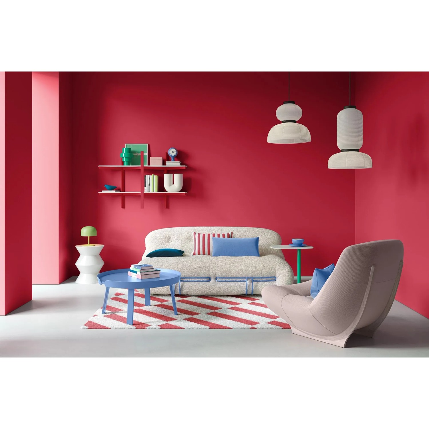 Modernes Wohnzimmer mit Wänden in kräftigem Alpina Pantone Poinsettia Rot. Bunte Wandfarbe für stilvolle Raumgestaltung.