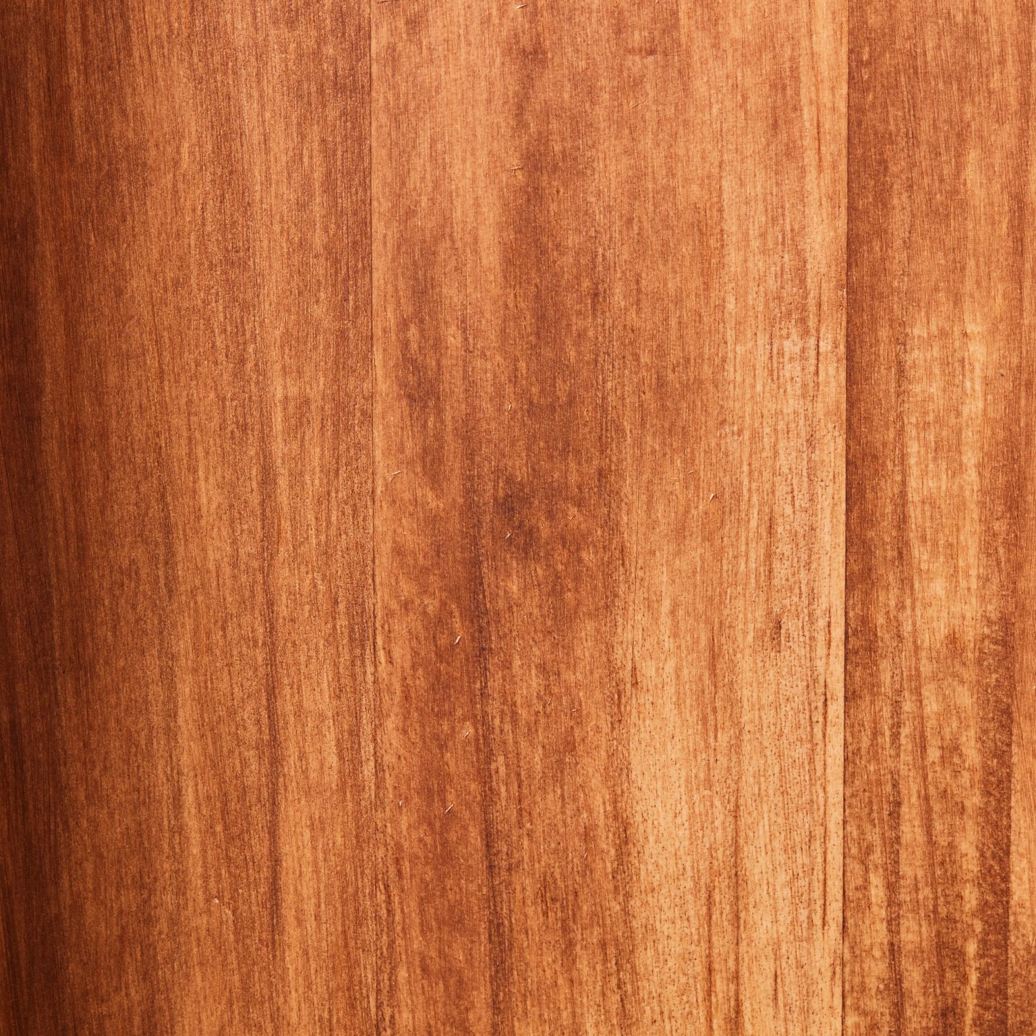 Detailaufnahme Holzstruktur der Brilliant Calandra Design-Stehlampe, braun.