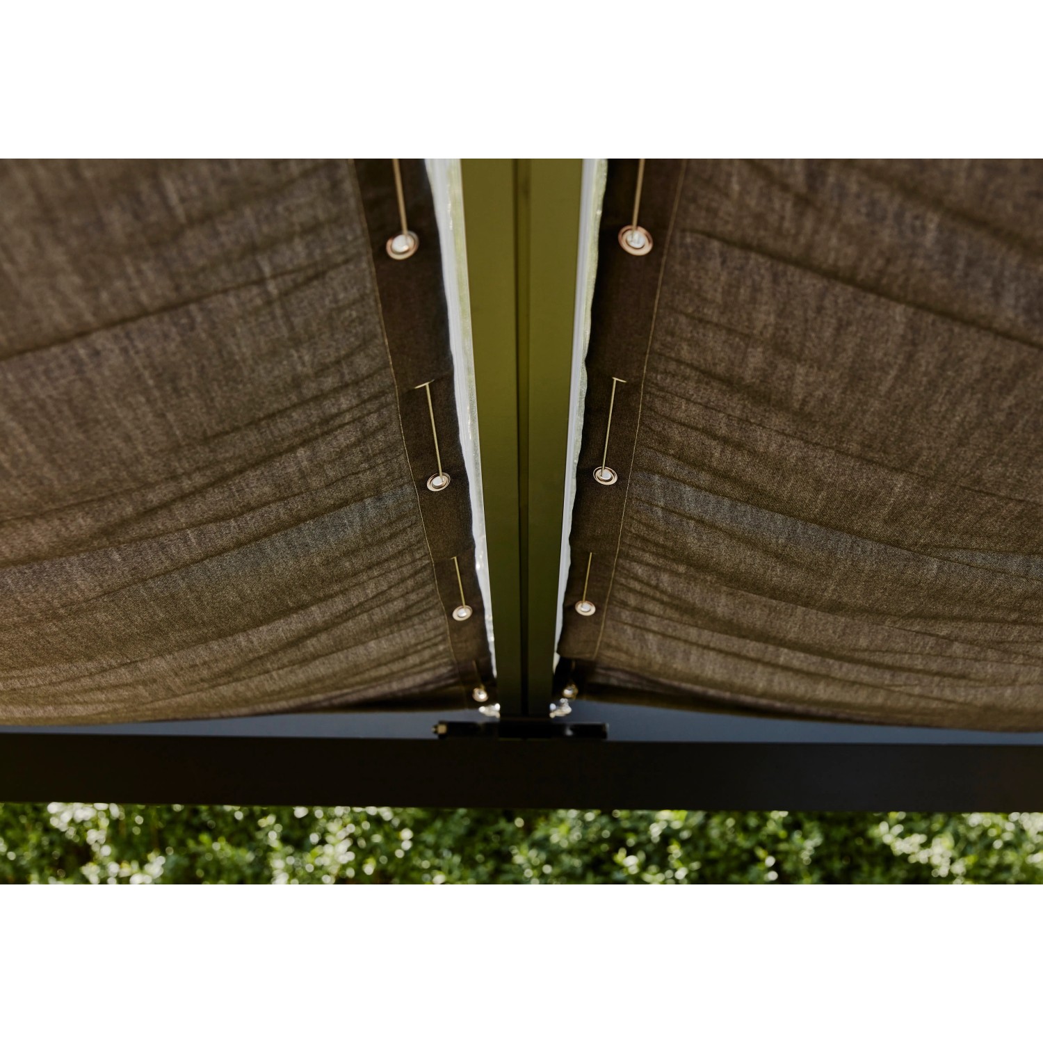 Gutta Seilspannmarkise Graphite für Premium Terrassenüberdachung, Detailansicht der Stoffstruktur und Befestigung.