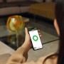 Frau bedient Yale ConnectX WLAN-Bridge per Smartphone App für Smart Home Sicherheit.
