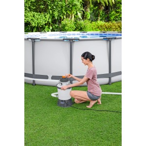 Frau bedient Bestway Flowclear Sandfilteranlage am Pool. Poolfilter mit 3.028 l/h Leistung.