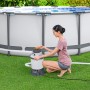 Frau bedient Bestway Flowclear Sandfilteranlage am Pool. Poolfilter mit 3.028 l/h Leistung.