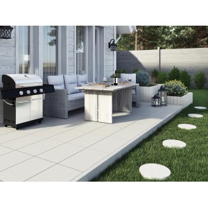 Verlegte Terrassenplatten Naturstein Sino Grau 60x40 cm auf Terrasse mit Möbeln und Grill.