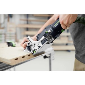 Festool Domino-Dübelfräse Df 500 Rq fräst präzise Langlöcher in Holz. Leistungsstarkes Handwerkzeug für stabile Holzverbindungen.
