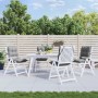 Vier graue Niedriglehner-Auflagen aus Oxford-Gewebe auf weißen Gartenstühlen. Ideal für Outdoor-Sitzkissen.
