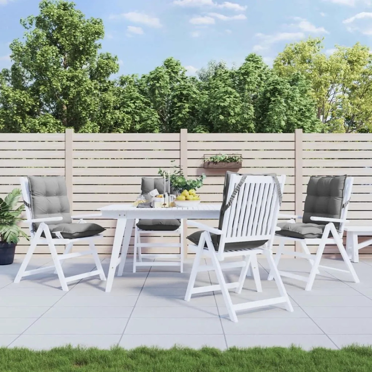 Vier graue Niedriglehner-Auflagen aus Oxford-Gewebe auf weißen Gartenstühlen. Ideal für Outdoor-Sitzkissen.
