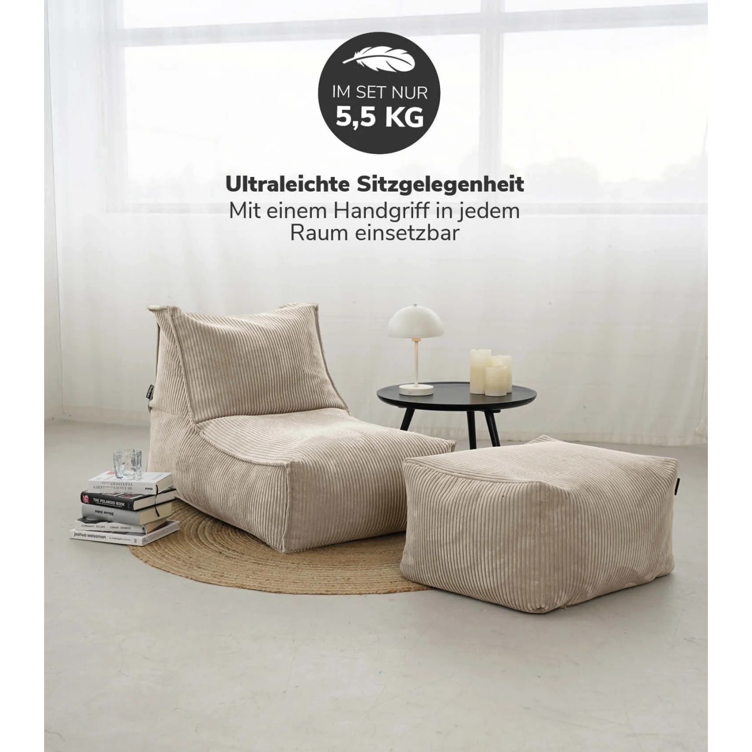 Beiger Cord Sitzsack mit Hocker als Relaxliege oder Bodenkissen.