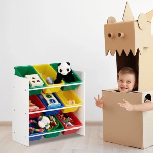 Buntes Kinderregal mit farbigen Aufbewahrungsboxen für Spielzeug. Ein Kind spielt fröhlich daneben im Drachenkostüm.