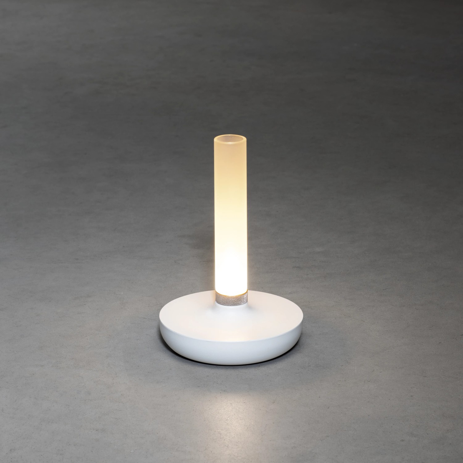 Weiße Konstsmide LED Akku-Vase Biarritz, ø 13,5 cm, Höhe 20,5 cm. Dekoleuchte für Innen und Außen.