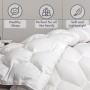 Weiße The White Stone Ganzjahresdecke 155x200 cm mit weicher Füllung auf einem Bett.