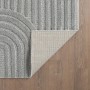 Silberner Kurzflorteppich (280x370 cm) mit skandinavischem Muster und Juterücken.