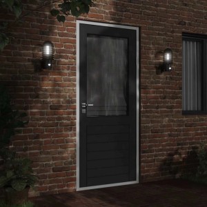 Schwarze Edelstahl Außenwandleuchte mit Bewegungsmelder, beleuchtet an Ziegelwand. Moderne Gartenlampe für Outdoor.