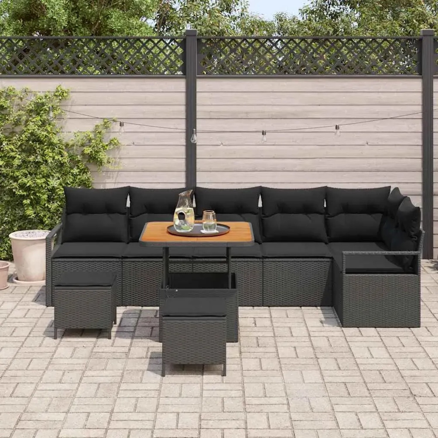 Schwarzes 9-teiliges vidaXL Garten-Sofa-Set aus Poly Rattan mit Kissen für Terrasse und Garten.
